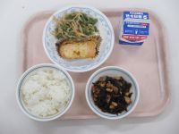 鮭のマヨネーズ焼き　いんげんのごま和え　ひじきの煮物