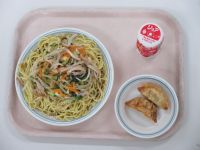 冷やし中華そば　揚げ餃子　ストロベリージョア