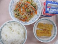肉野菜炒め　ちくわの黄金揚げ