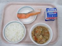 鮭の塩焼き　厚揚げの煮物