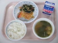 鮭のマヨネーズ焼き　ごま和え　わかめスープ