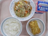 野菜の炒め物　ちくわの黄金揚げ