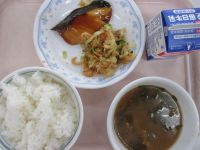 ぶりの照り焼き　梅おかかあえ　みそ汁