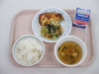鮭のマヨネーズ焼き　小松菜のツナ和え　野菜スープ