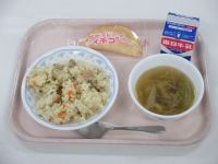 チキンピラフ　野菜スープ　プチクレープ（イチゴ）