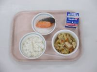 鮭の塩焼き　厚揚げの煮物