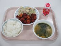 マグロのケチャップ煮　ごぼうサラダ　わかめスープ　ストロベリージョア