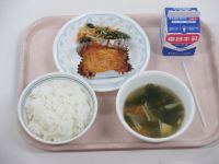 鮭のマヨネーズ焼き　ごま和え　わかめスープ