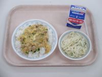 親子どんぶり　大根のサラダ