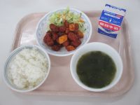 まぐろのケチャップ煮　コールスローサラダ　わかめスープ