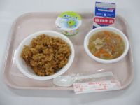 カレーピラフ　野菜スープ　青りんごゼリー※給湯器の不調のため　使い捨て容器を使用しています