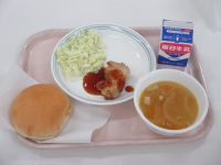 照り焼きチキンバーガー（バンズパン　鶏肉の照り焼き　キャベツのサラダ）　オニオンスープ