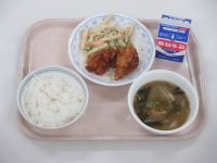 鶏肉のレモン揚げ　マカロニサラダ　みそ汁