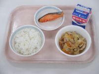 鮭の塩焼き　厚揚げの煮物