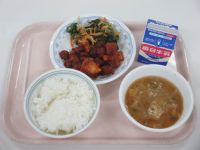 まぐろのケチャップ煮　ごま和え　みそ汁