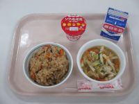 炊き込みご飯　かやくうどん　ヨーグルト