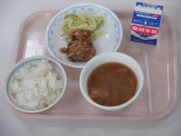 鶏肉のパン粉焼き　キャベツのサラダ　みそ汁