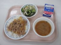 豚丼　酢の物　みそ汁