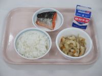 鮭の塩焼き　厚揚げの煮物