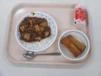 マーボー丼　揚げ春巻　ストロベリージョア