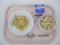 親子どんぶり　マカロニサラダ