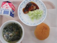 照り焼きチキンバーガー　ほうれん草のスープ
