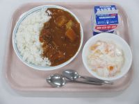 カレーライス　フルーツヨーグルト