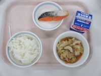 鮭の塩焼き　厚揚げの煮物