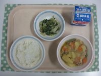 ごはん、肉じゃが、ほうれん草とツナの和え物