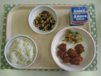 ごはん、まぐろのケチャップ煮、いんげんのゴマ和え、大豆のいそに