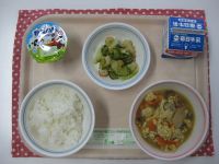 ごはん、他人煮、キャベツのごま和え、ヨーグルト