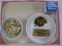 とりごぼうごはん、ちくわのいそべ揚げ、ほうれん草のおひたし