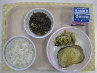 ごはん、魚のマヨネーズ焼き、はくさいの昆布あえ、糸こんソテー