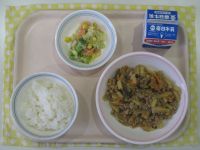 ごはん、ぶたにくの五目きんぴら、ブロッコリーのマヨおかか