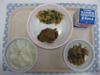 ごはん、とりのパン粉焼き、いんげんのゴマ和え、きんぴらこんにゃく