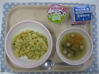 カレーピラフ、やさいとソーセージのスープ、いちごヨーグルト