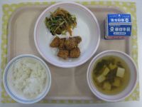 ごはん、かりんとまぐろ、やさいのおかか和え、すまし汁