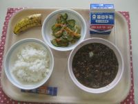 ごはん、マーボーナス、ごま酢あえ、ふりかけ、バナナ※新宮市産のナスを使用しています。