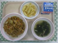 焼きそば、フライドポテト、ちゅうかスープ