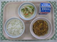 ごはん、ぶた肉のケチャップ煮、ブロッコリーサラダ