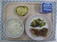 ごはん、なまずのかば焼き、こまつなのおかか和え、さつまいも蒸しケーキ