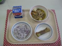 ゆかりごはん、肉どうふ、ちくわのいそべ揚げ