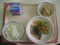 ごはん、さかなの塩焼き、やさいのナムル、切り干し大根の煮物