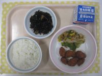 ごはん、まぐろのケチャップ煮、ブロッコリーのおかか和え、ひじきの煮物