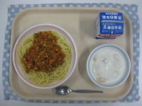 大豆入りミートソーススパゲティー、フルーツヨーグルト
