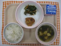 ごはん、とりの梅肉焼き、ほうれん草のごま和え、すまし汁