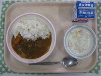 ビーフカレー、フルーツヨーグルト