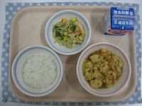 ごはん、親子煮、ブロッコリーのマヨおかか