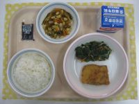 ごはん、さかなのフライ、ほうれん草のごま和え、糸こんぶのにもの