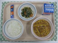 ごはん、カレーうどん、こまつなののり和え、ふりかけ※新宮市産のこまつなを使用してます。